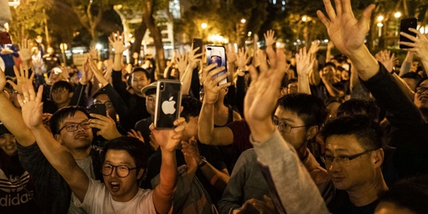 Çin yönetimi şokta! Hong Kong'ta seçimleri muhalifler kazandı!