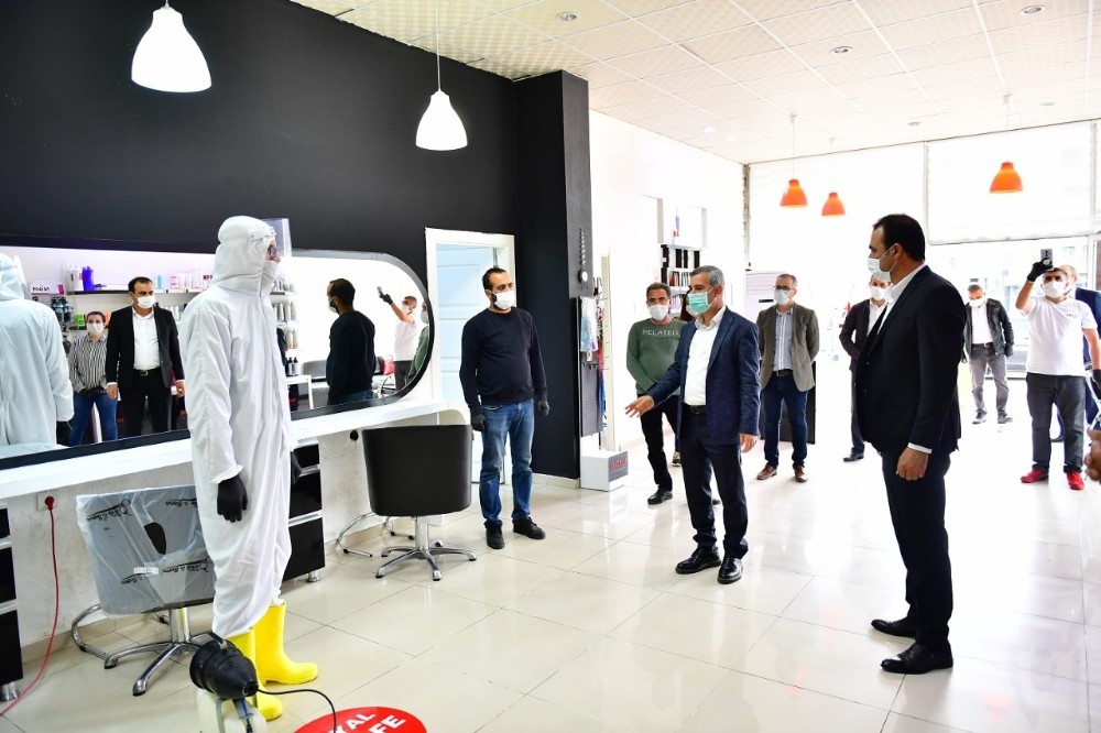 Çınar berberlerin hijyen çalışmasını inceledi 