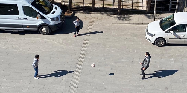 Çınar Kaymakamı çocuklarla top oynadı