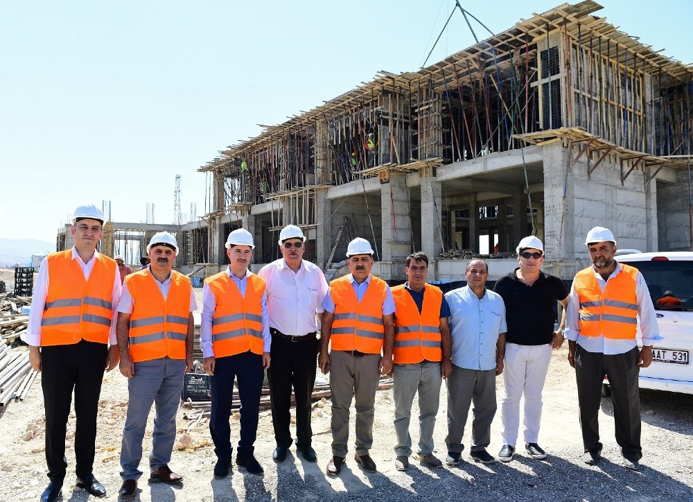 Çınar, yapımı devam eden Gençlik Merkezi’ni inceledi 