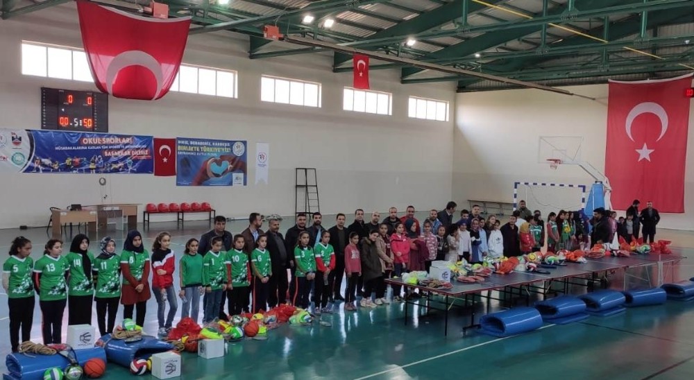 Çınar’da 144 öğrenciye malzeme desteği 