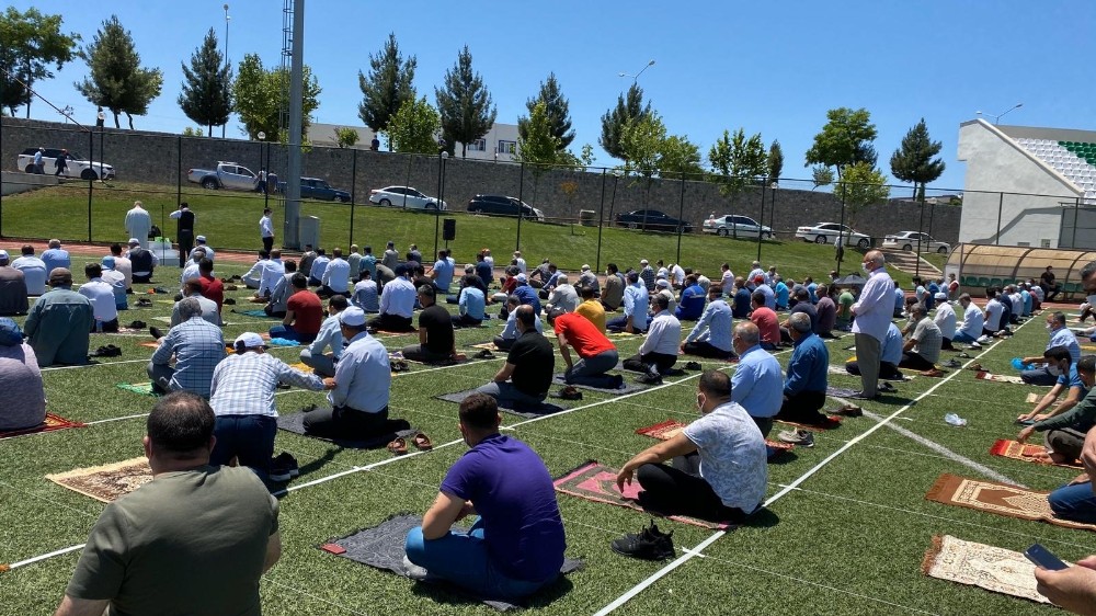 Çınar’da vatandaşlar stadyumda namaz kıldı 