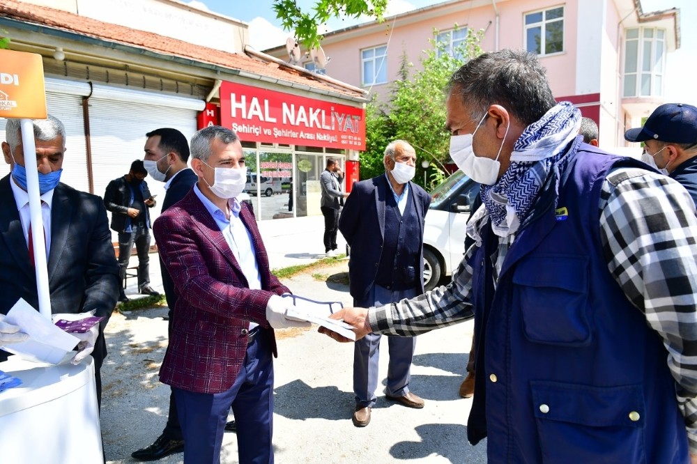Çınar’dan esnafa maske 