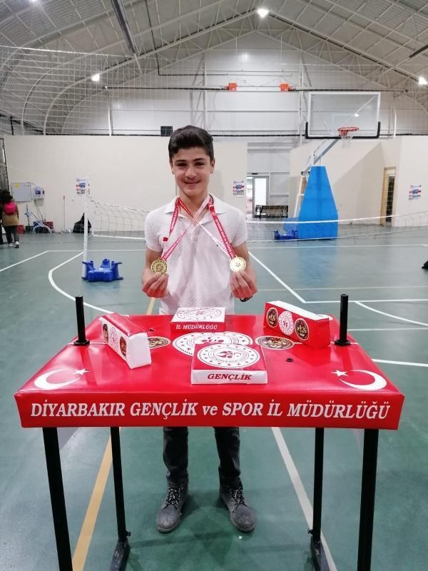 Çınarlı öğrenci bilek güreşinde birinci oldu 