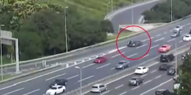 Motosiklet sürücüsü bariyere saplandı