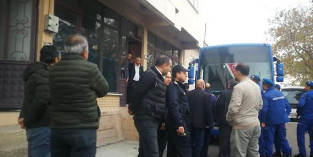 Cinayet hükümlüsü, izinli geldiği evinde annesi için taziyeleri kabul etti