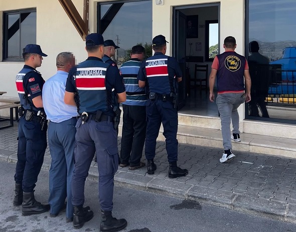 Cinayet şüphelileri 2 yıl boyunca böyle kılık değiştirmişler!