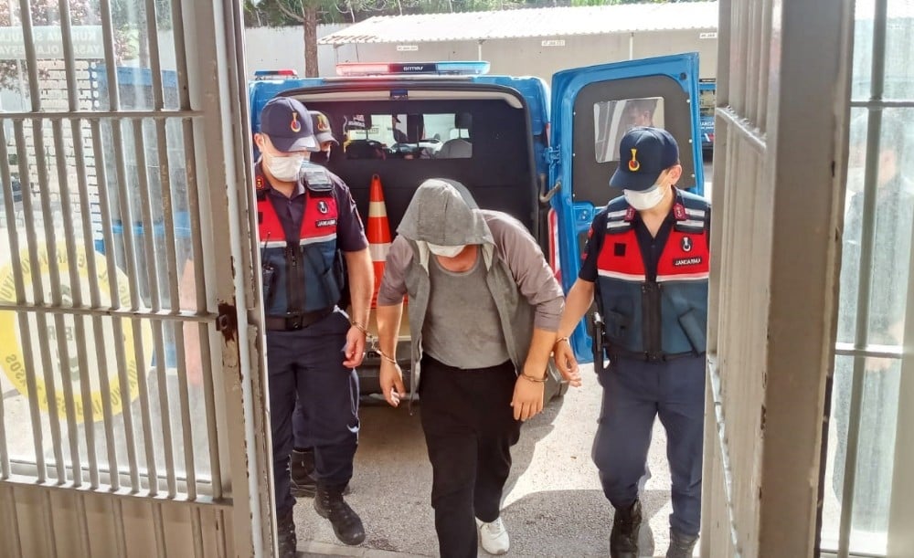 Cinayet zanlısı saklandığı evde yakalandı 