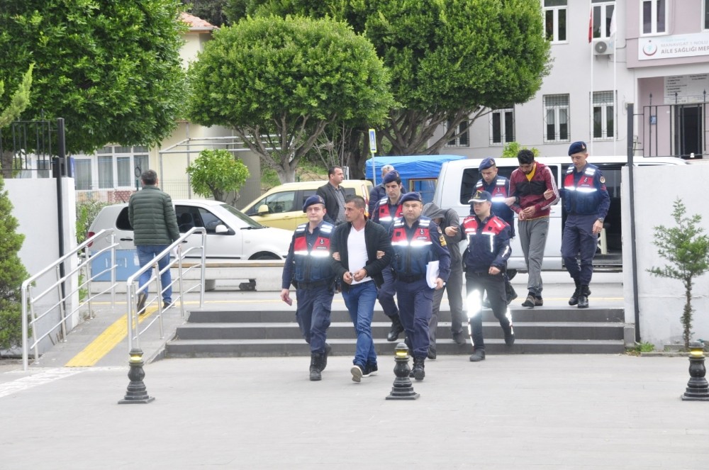 Cinayet zanlısı suç makinesi 2 tabanca, bir tüfek, uyuşturucu ve 4 sahte plaka ile yakalandı 
