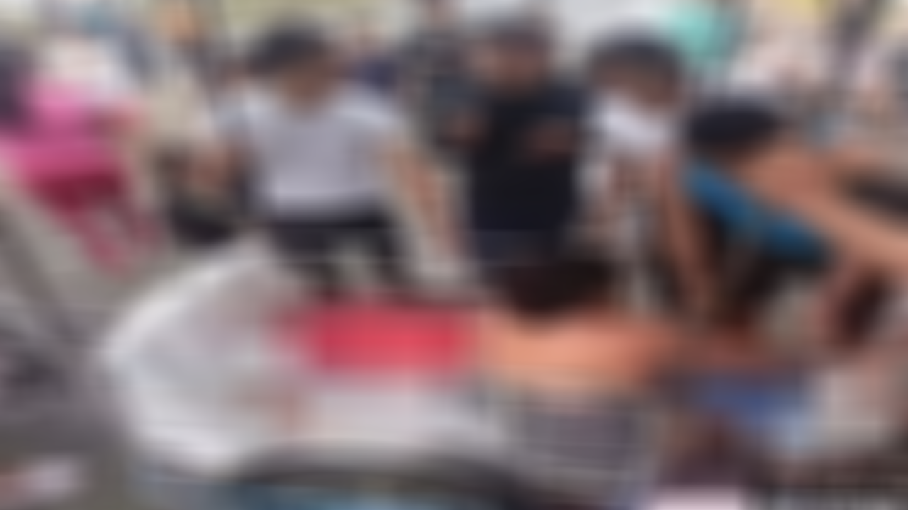 Cinayet zanlısı turisti karakoldan çıkarıp diri diri yaktılar! İşte şok eden görüntüler