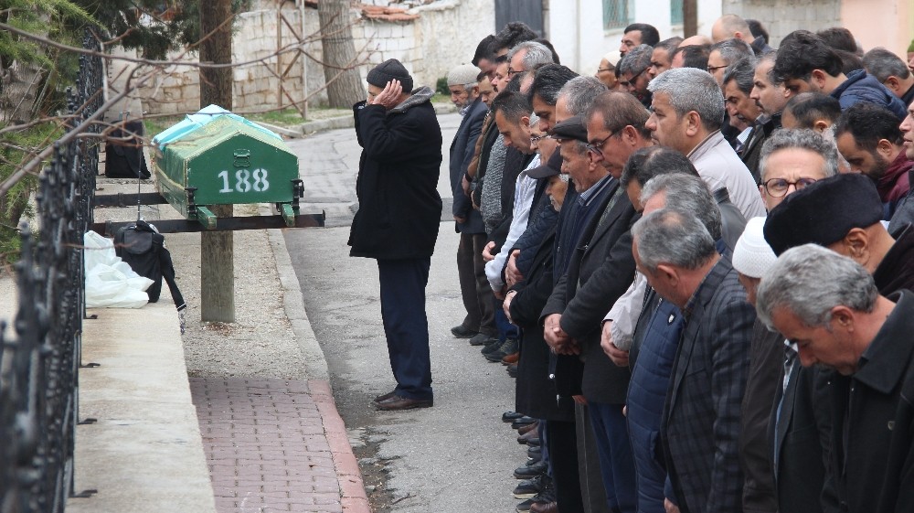 Cinayete kurban giden kadın son yolculuğuna uğurlandı 