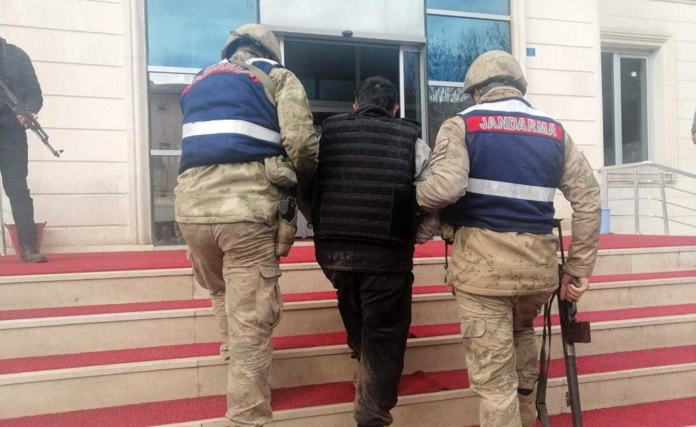 Cinayetten aranıyordu, çadırda yakalandı 