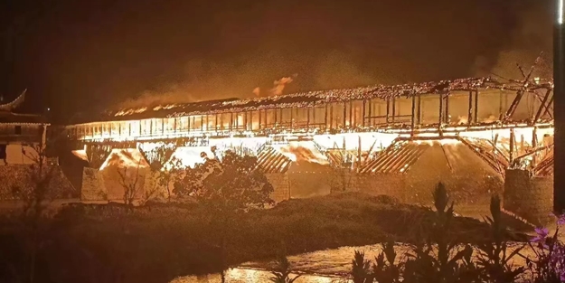 Çin'de 900 yıllık tarihi köprü cayır cayır yandı
