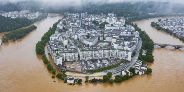 Çin'de aşırı yağışlar on binlerce kişiyi...