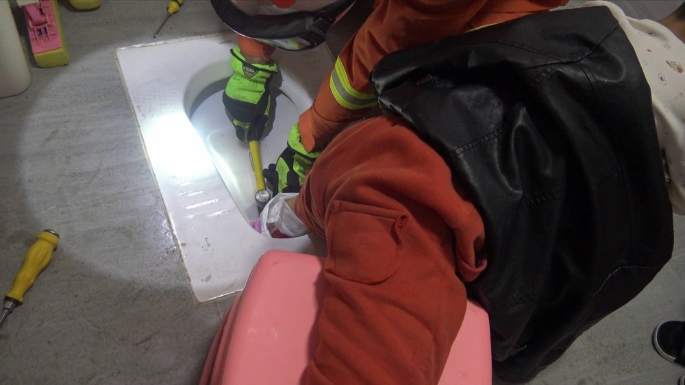 Çin’de ayağı tuvalete sıkışan çocuğu itfaiye ekipleri kurtardı 