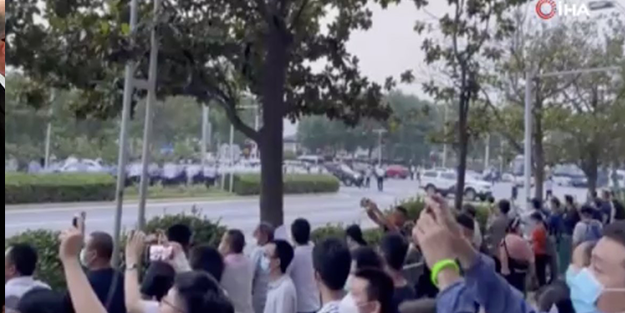 Çin'de bankadan para çekemeyenler protestoya başladı