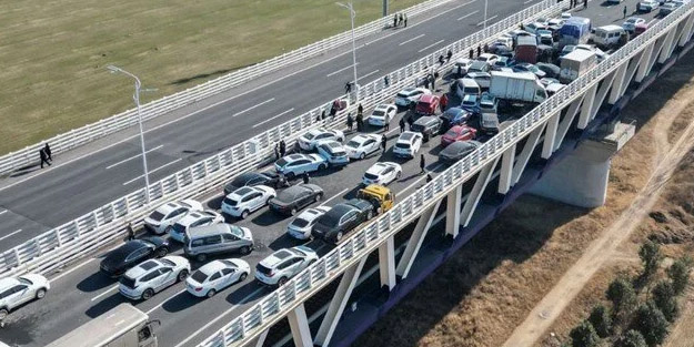 Çin'de can pazarı: 200'den fazla araç birbirine girdi! Sis zincirleme kazaya neden oldu