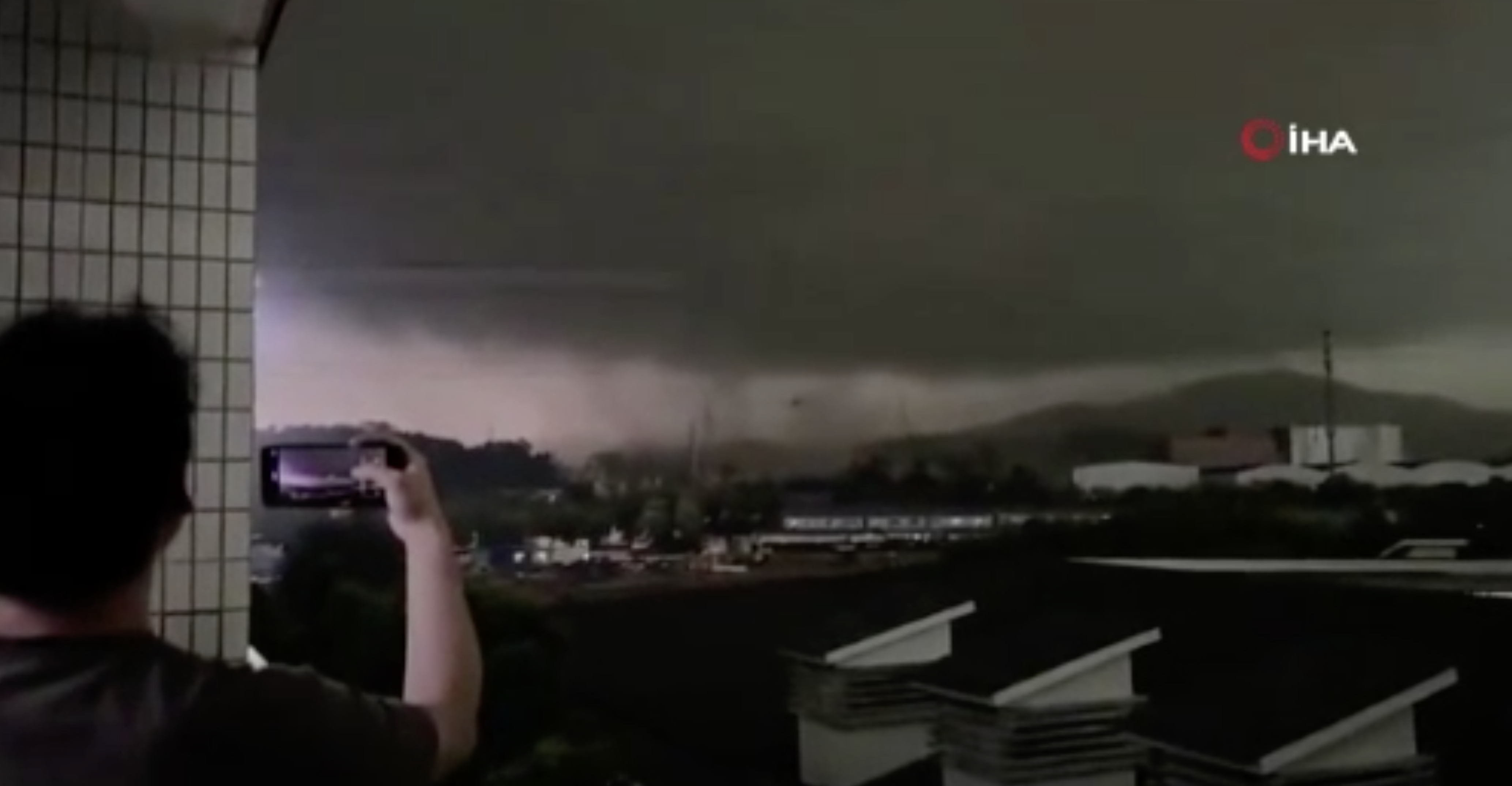 Çin’de çıkan hortum ortalığı savaş alanına çevirdi!