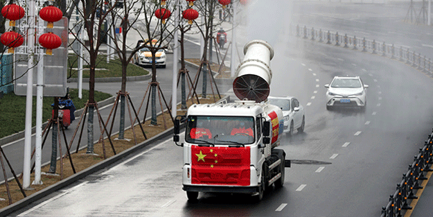 Çin’de halka açık yerler Kovid-19’a karşı dezenfekte ediliyor