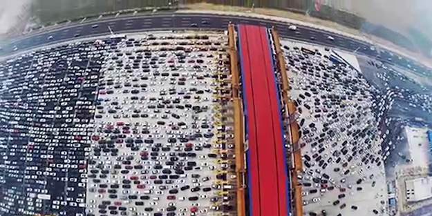 Çin'de insanı çıldırtan trafik sıkışıklığı! VİDEO