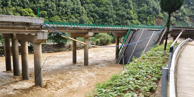 Çin'de köprü çöktü: 12 ölü, 31 kayıp
