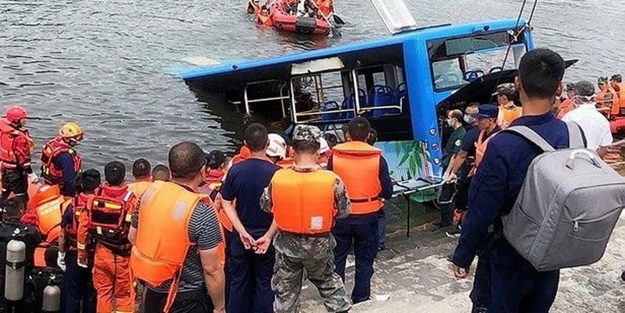 Çin'de öğrenci taşıyan otobüs kanala uçtu: Çok sayıda ölü var
