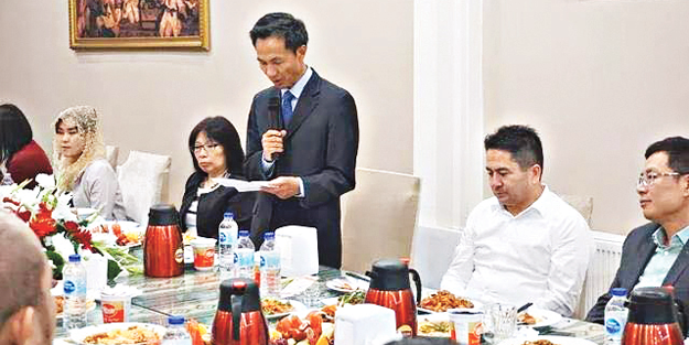 Ülkesinde orucu yasakladı, Türkiye'de iftar verdi!