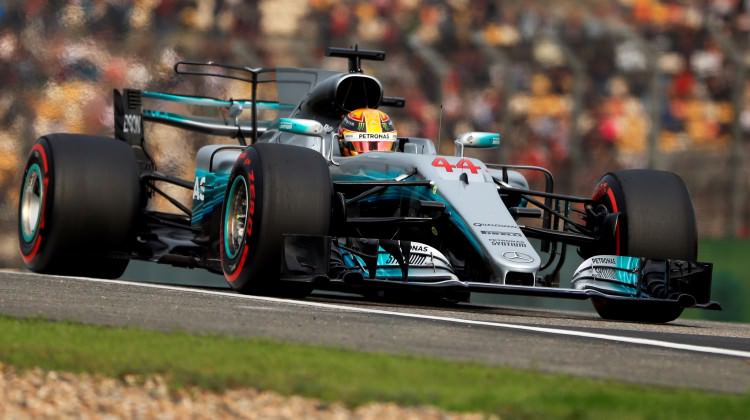 Çin'de pole pozisyonu Lewis Hamilton'un oldu!