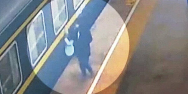 Çin'de şüpheli görüntü! Elindeki buzları havalandırma mazgalına boşalttı