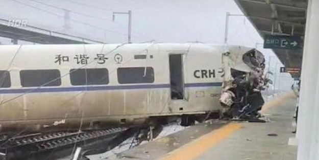 Çin'de yolcu treni raydan çıktı