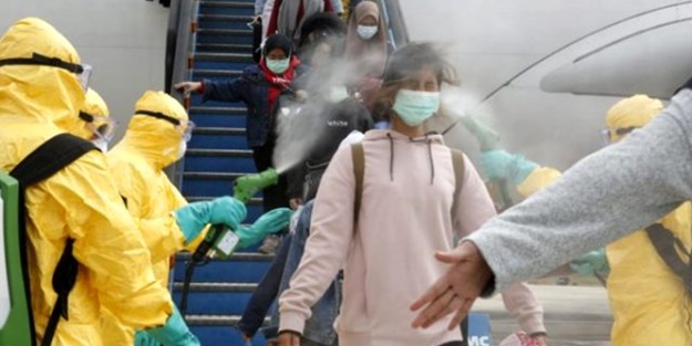 Çin'den gelen yolculara dezenfektan sıktılar