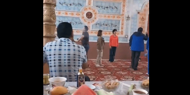 Çin’den rezillik üstüne rezillik! Camileri meyhaneye çevirdiler
