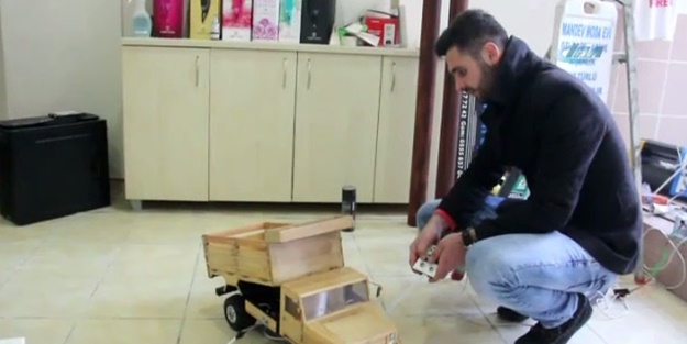 Çin'i böyle protesto etti - VIDEO