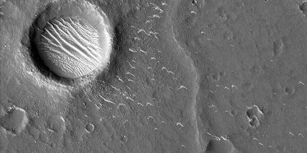 Çin’in keşif aracı, Mars'a ilk ayak izini bıraktı