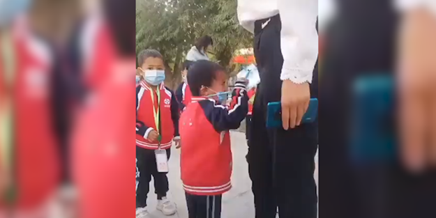 Çin'in toplama kampına götürülen Uygur Türkü minik çocuğun 'Annemi istiyorum' feryadı..