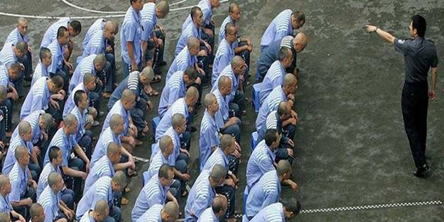 Çin'in toplama kampından yürek sızlatan görüntüler!