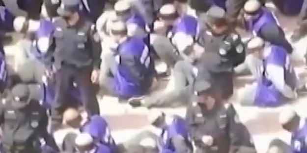 Çin'in toplama kampından yürek yakan görüntüler! İslam dünyası nerede?