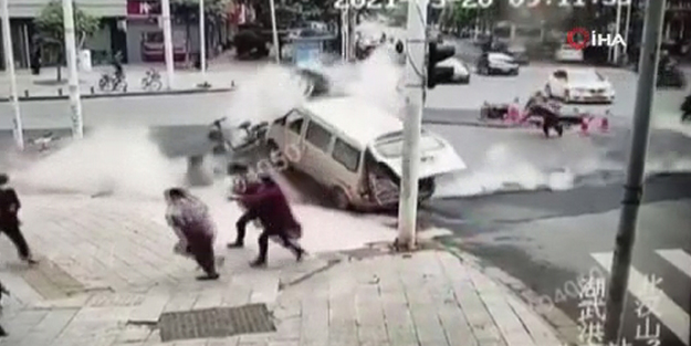Kanalizasyon patladı, yol havaya uçtu! Dehşet anları anbean kaydedildi