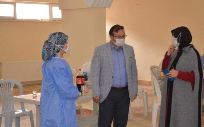 Çiniyi bırakıp maske üretmeye başladılar 