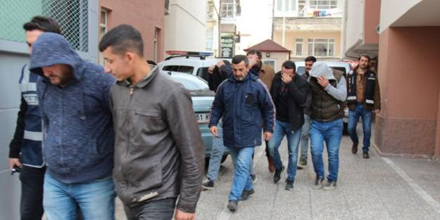 Cinlerden korunmak için dua okutarak define ararken yakalandılar