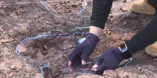 Çinli arkeologlar bile inanamadı: Çin'de dinozor ayak izi fosili bulundu