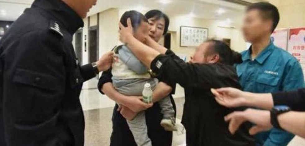 Çinli baba 2 yaşındaki oğlunu 202 bin TL