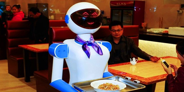 Çinli garson robotlar o ülkede kriz çıkardı!