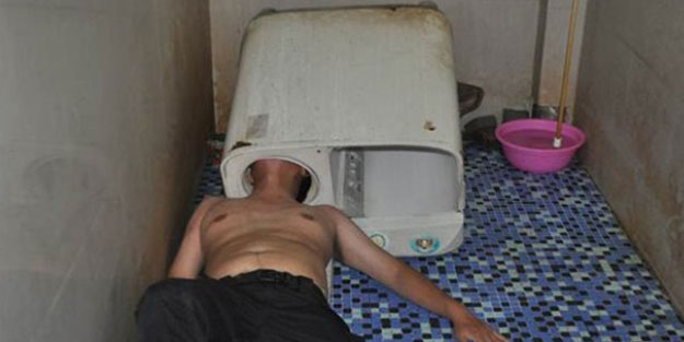 Kafasını çamaşır makinesi sıkıştırdı