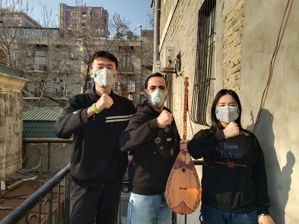 Çinli öğrencileriyle birlikte korona virüsüne beste yaptı 