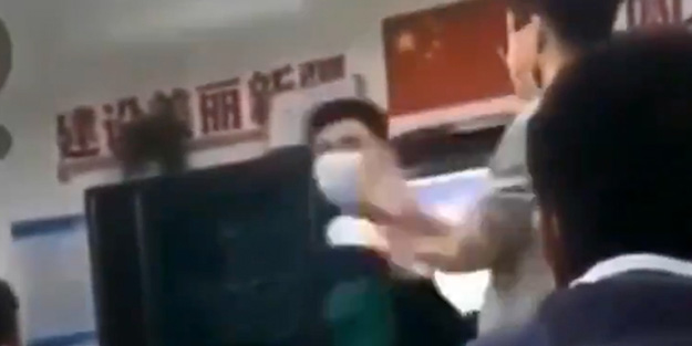 Gündeme oturdu! Uygur Türkü çocuğa skandal şiddet