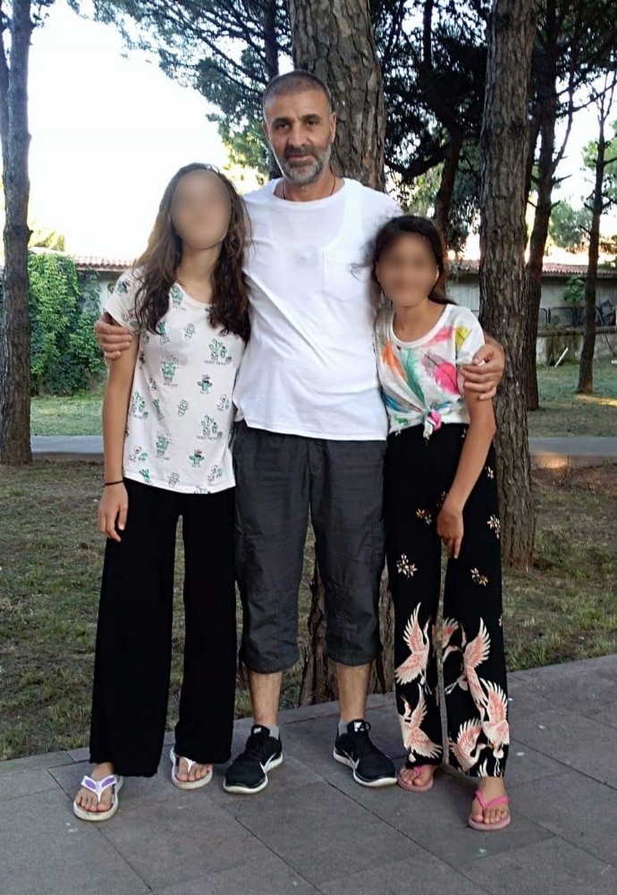 Cinnet getirdi, eşini ve çocuğunu silahla öldürdü 