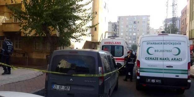 Cinnet getiren adam, oğlunu öldürüp eşini ve kızını yaraladı