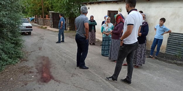 Cinnet getiren öğretmen komşularına dehşeti yaşattı