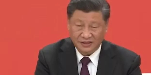 Cinping canlı yayında öksürüğe boğuldu! Devlet televizyonu yayını kesti